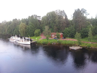 Vy från leksandsbron över Leksands Dykarklubbs klubbstuga vid södra brofästet.